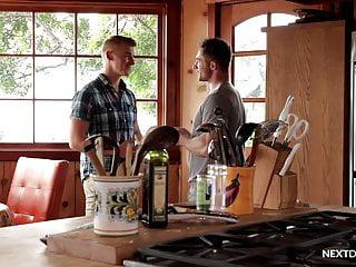 hetero ehemann wird von 2 schwulen kollegen hart genommen