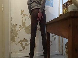 zierliche frau in leder top hart gefickt und dann in den mund gekommen