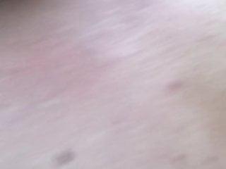 der geile farmer in sexy fishnets fickt sich die nasse fotze im freien