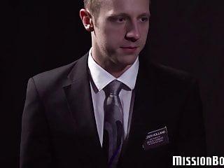 Schwuler Mann lässt sich von schwuschwulem Schwanz in den Arsch ficken