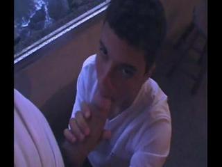 Der hübsche Taylor lässt es sich von dem jungen Barmann besorgen