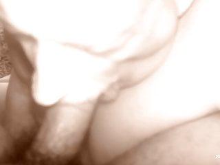 Weißes Paar aus schwarzer perspektive bläst einen schwarzen Schwanz