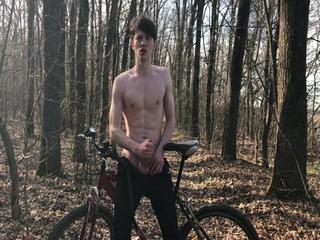 Der h&uuml;bsche Boy mach eine Tour mit dem Rad und holt sich im Wald einen runter