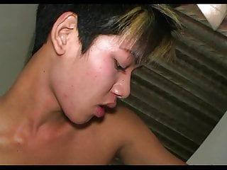 Süsse Asiatische Twinks mit kleinen Schwänzen beim Blasen und Bumsen