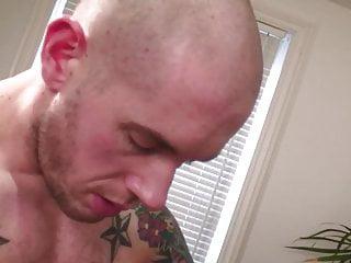 kerl mit rasierter pussy - harter schwanz blasen und ficken mit dem kumpel