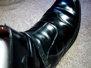 der schwule nachbar packt den dildo aus und legt los