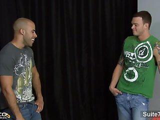 der verheiratete kerl wird vom tätowierten gay hart gefickt