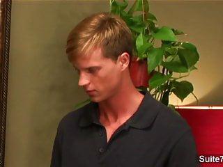 Im Büro den geilen Gayarsch genommen und ihn zur berostute gemacht