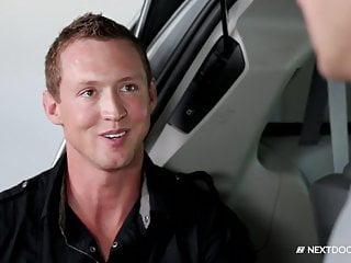 Die Kumpels werden warm miteinander bei der Hausparty