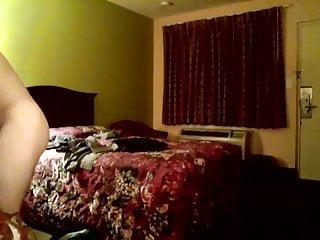 schwarze schlampe bläst und schluckt den weissen schwanz