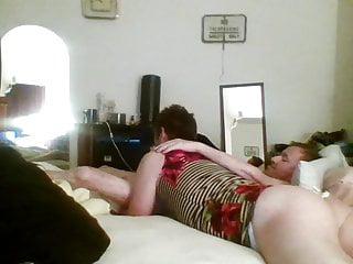 sexy massage - kerl wird von zwei männern massiert