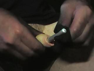 transe steckt sich den schwanz in den arsch