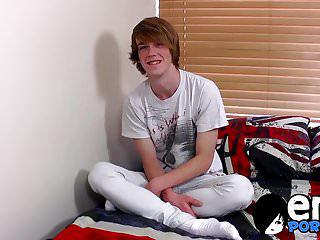 Selbstbefriedigung emo Teink Kai Alexander besorgt es sich selbst auf dem Bett