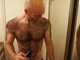 älterer mann rasiert sich die nippel