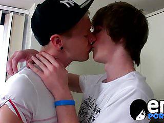 harter analsex in der küche - hart in den arsch gefickt - junge schwule jungs beim analsex