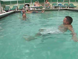 der gut trainierte typ bläst den super harten prügel ab