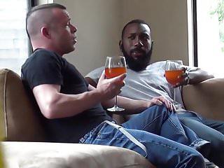 Erst wird angestossen und dann wird geingestossen beim Interracial Sex