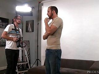 ExtraBigDicks - Der Fotograf verführt das sportliche große Model zum Gay Sex