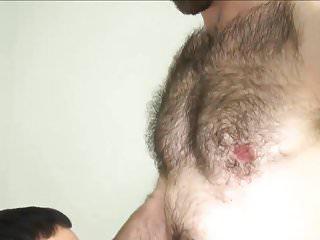 Die geilen Gaystuten - Er befriedigt seinen stark behaarten Freund mit seinem Fickmund und seinem Arsch