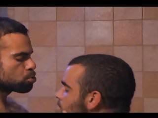 Bärtige sportliche Männer beim Küssen und beim AO Analsex