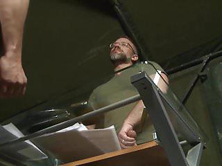 Kräftige Männer bereiten sich wichsend auf den Gangbang vor