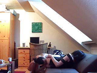 Dünner Boy und Sissy Sarah beim Schwanzlutschen und beim Analsex