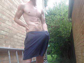 Heisser dratiger kerl in Badehose beim Outdoorspass