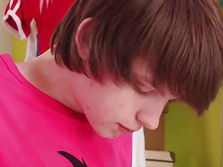 Heisser Twink in lila Boxer spielt an seinem geilen kleinen Arsch und massiert sich den jungen Schwanz