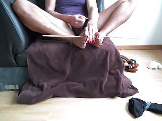 sie hat spass mit ihren füssen