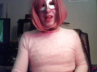 crossdresser sandralein beim solo vor der webcam