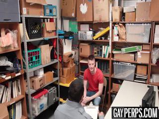 Schwuler Gay Boy bläst den Schwanz im Büro