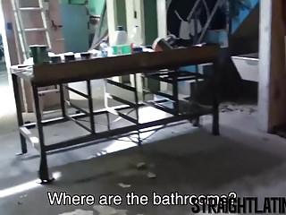 junge latina bläst den dicken schwanz und wird dann vom latino schwanz gefickt