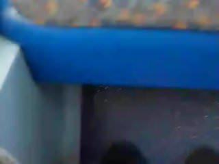 er fickt seinen arsch auf dem rücksitz