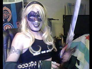 tätowierte blondine mit grossen titten wichst sich den schwanz