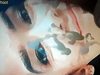 Das Sperma spritzt in ihre Gesichter während sie sich die Schwänze wichst