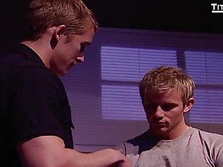 Twink Boy bläst den Schwanz und wird anal gefickt