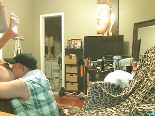 Unterwürfiger schwuler Arsch wird von einem schwarzen anal gefickt und gefistet