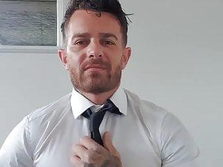 Gay Boy wichst seinen Schwanz und er spritzt sich gegenüber den Arsch