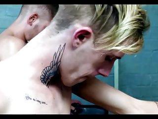 Gay Boys beim anal Sex ohne Gummi und Gesicht