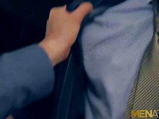 Der geile Hengst besorgt es dem schwulen Kerl anal